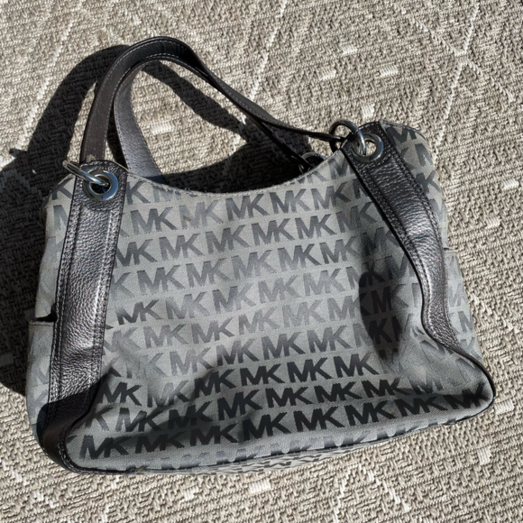 Michael Kors MK gray Drawstring Shoulder bag - Picture 4 of 10
